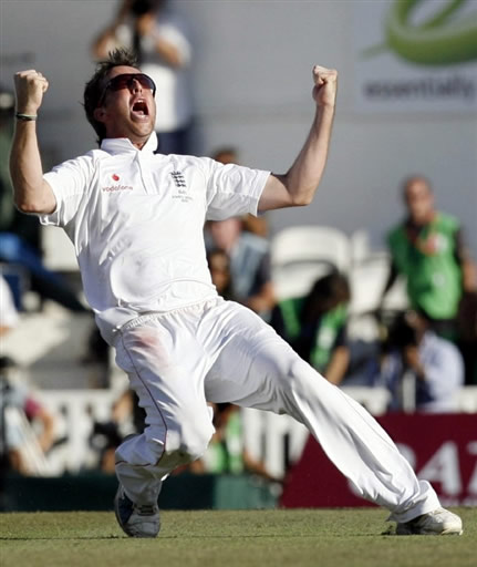 Graeme Swann celebrates the wicket of Hussey & England win The Ashes 2009