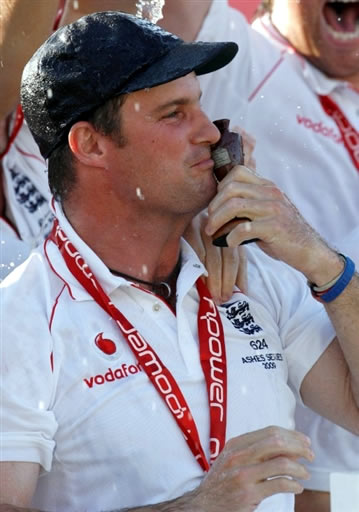 Andrew Strauss kisses the Ashes Trophy