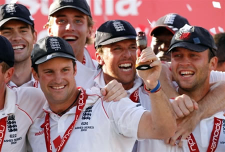 England team celebrate with Trophy after winning the Ashes 2009