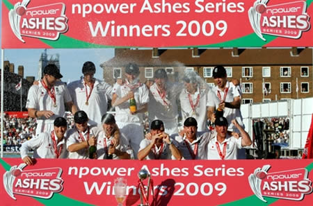 England team group photo with winning Ashes Trophy