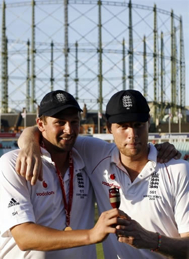 Flintoff & Harmison pose with the Ashes trophy