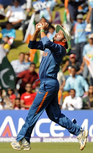 Harbhajan Singh takes the catch of Imran Nazir