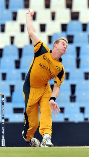 Brett Lee about to deliver a ball