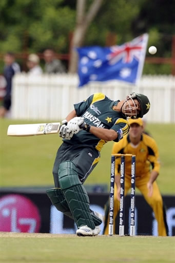 Kamran Akmal avoids a bouncer