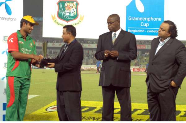 Grameenphone man of the match Tamim Iqbal receiving the trophy