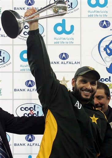 Shahid Afridi celebrates with trophy after winning the T20 series