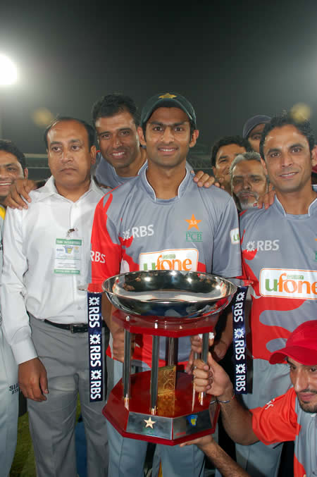 Shoaib Malik & teammates pose with Trophy