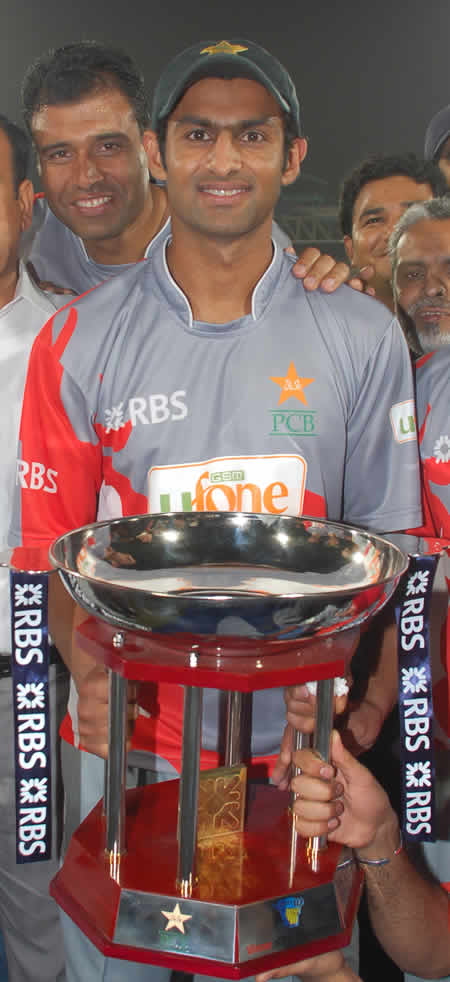 Shoaib Malik holds winning Trophy