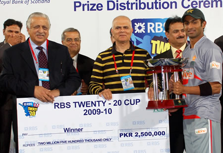 Shoaib Malik receives winning prize money and Trophy