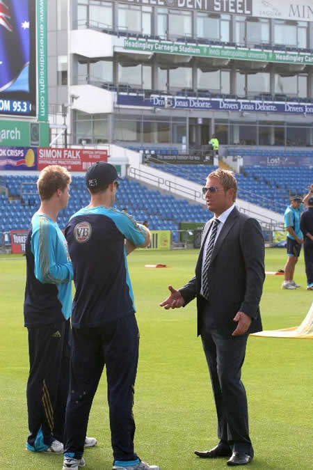 Shane Warne giving some tips to Smith and Katich before the start of final day's play