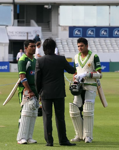 Rameez giving some tips to Azhar and Umar before the start of final day's play