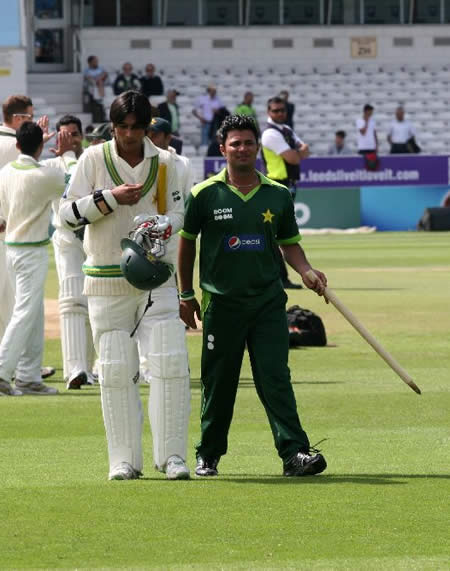 Farhat and Aamer celebrate historic win over Australia