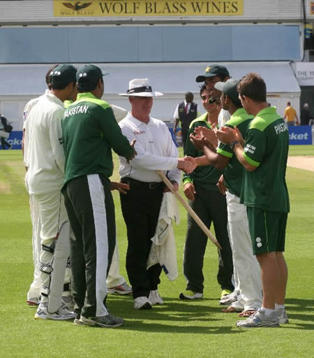 Pakistan team shake hands with Rudi Koertzen as that was Rudi's last Test match as an umpire