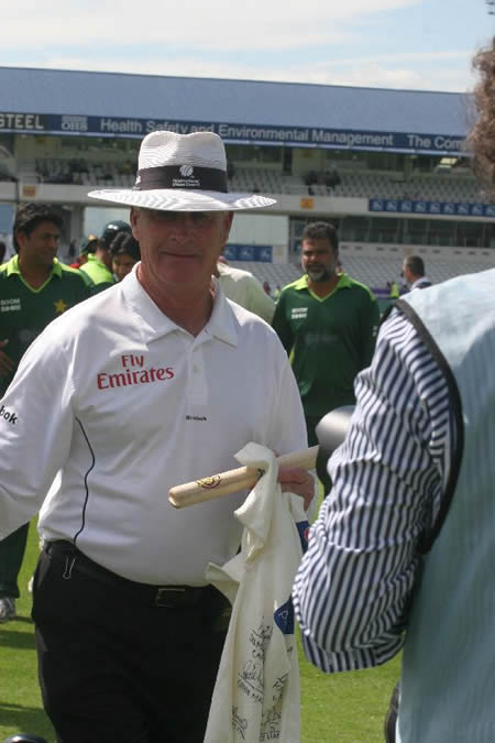 Rudi Koertzen leaves the field after his last Test match as an umpire