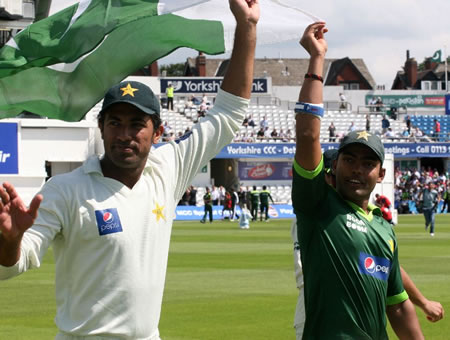 Wahab and Umar are waving Pakistan flag after historic win over Australia