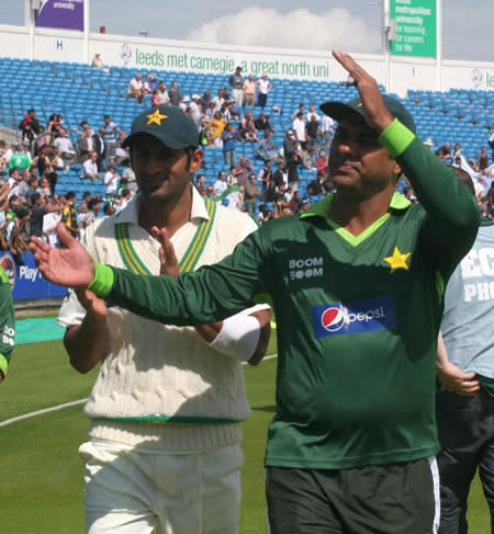 Waqar and Malik respond to crowd applauds after historic win over Australia