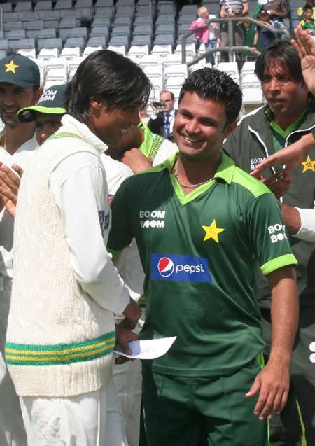 Farhat congratulates Aamer after getting Man of the Match award