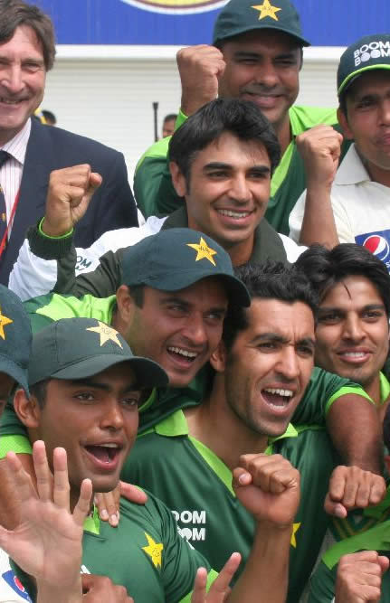 Pakistan team celebrate after historic victory over Australia in 2nd Test