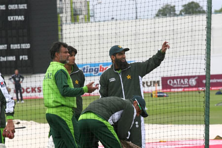 Mohammad Yousuf and Ijaz Ahmed discuss during practice session