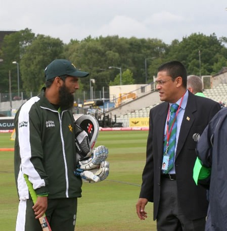 Mohammad Yousuf talking with match referee Madugalle during practice session