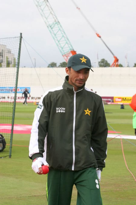 Yasir Hameed doing fielding practice