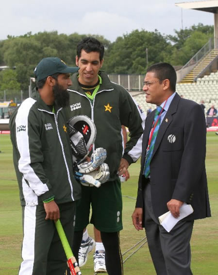 Mohammad Yousuf and Umar Gul talking with match referee