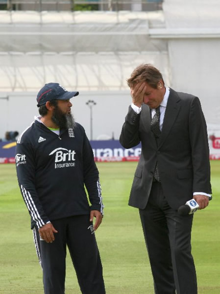 England's spin bowling Coach Mushtaq Ahmed talking with Ian Botham