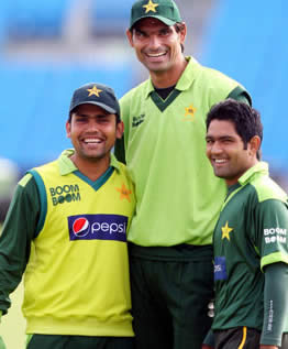 Towering Pakistan pacer Mohammad Irfan poses with wicketkeeper Kamran Akmal and batsman Asad Shafiq