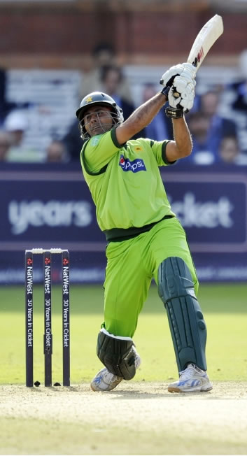 Abdul Razzaq blistering 44 off 20 balls helps Pakistan to set competitive total