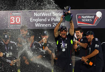 Andrew Strauss and Anderson celebrate after winning the 5-ODI sereis 3-2 against Pakistan