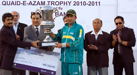 HBL captain Hasan Raza receives winning Trophy
