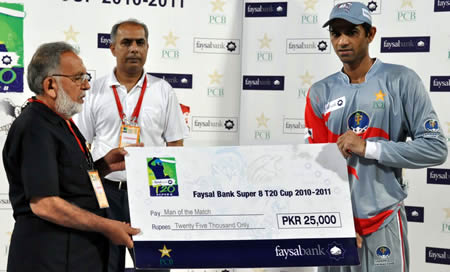 Shakeel Ansar receiving Man of the Match award