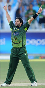 Shahid Afridi celebrates Tillkaratne Dilshan's exit