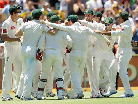 Australia get together after winning the Border-Gavaskar Trophy