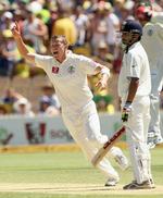 Peter Siddle nips out Gautam Gambhir