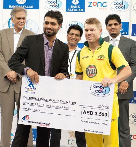 David Warner with the Man of the Match award