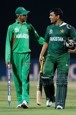 Nasir Hossain and Kamran Akmal have a chat after a match