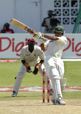 Asim Kamal pulls on his way to a fifty