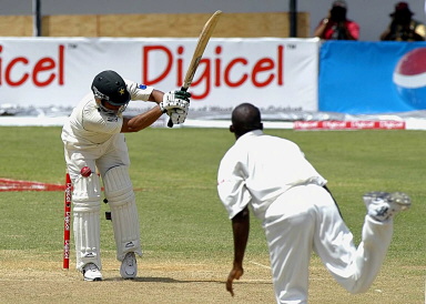 Kamran Akmal gets struck on the groin