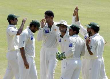 Naved-ul-Hasan, Inzamam-ul-Haq & others celebrate