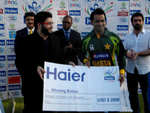 Skipper Mohammad Hafeez collects the winning bonus