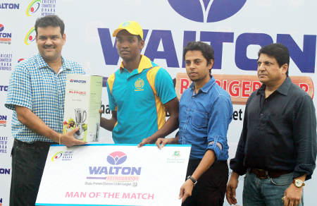 Abahani fast bowler Al Amin receiving the man of the match prize