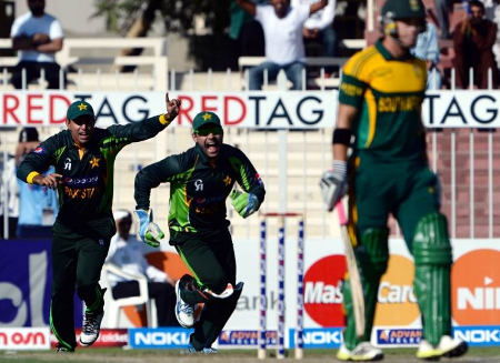 Umar Akmal and Nasir Jamshed during the South African innings