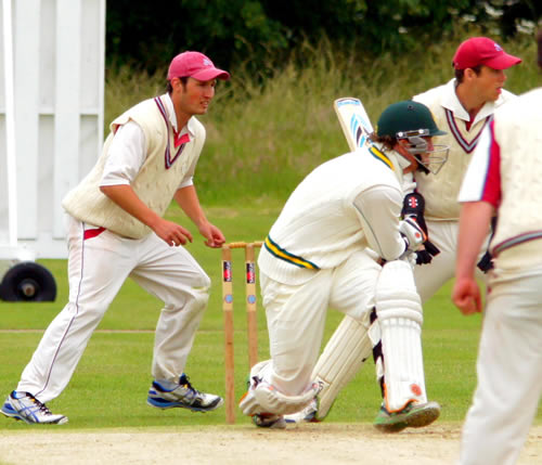 Wicketkeeper Stephen Gray moves to leg to cover the sweep