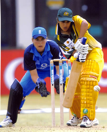 Lisa Sthalekar batting