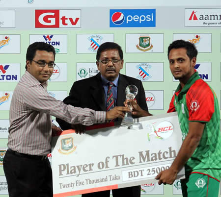 Arafat Sunny receiving the Man of the Match Award