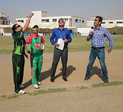 Sana Mir flicks the coin as the rest look on