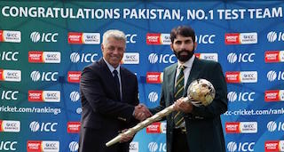 Misbah-ul-Haq receives the ICC Test Championship mace