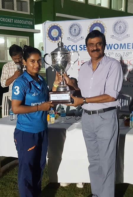 Mithali Raj receiving the trophy