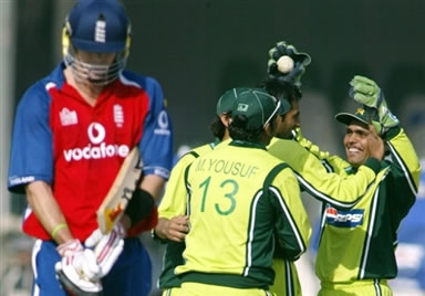 Kamran Akmal celebrates with his teammates after dismissal of Kevin Pietersen